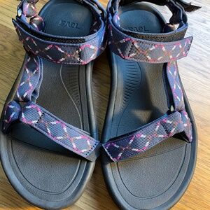 Teva Women's XLT2 Hurricane Sandal size 8, color is Navy/Fuchsia Geometric Print